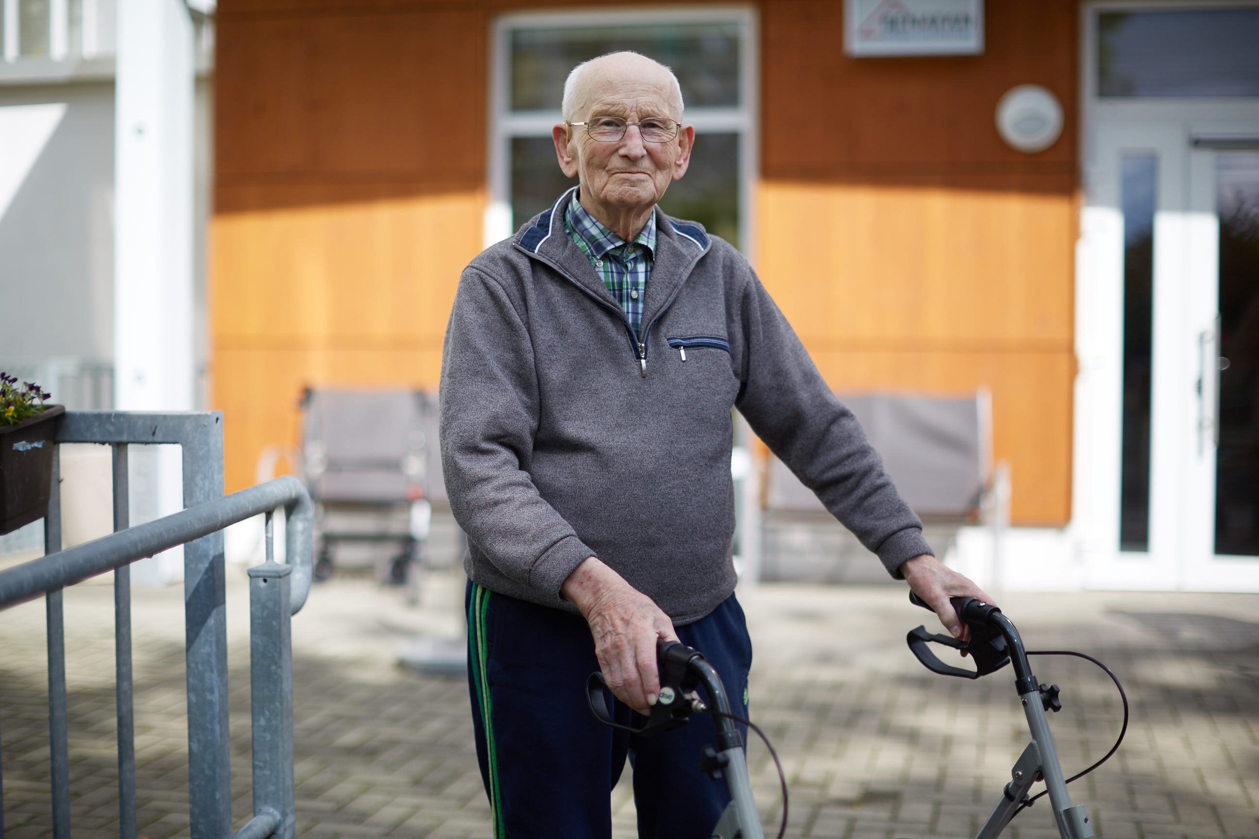 Alter zufrieden Rollator