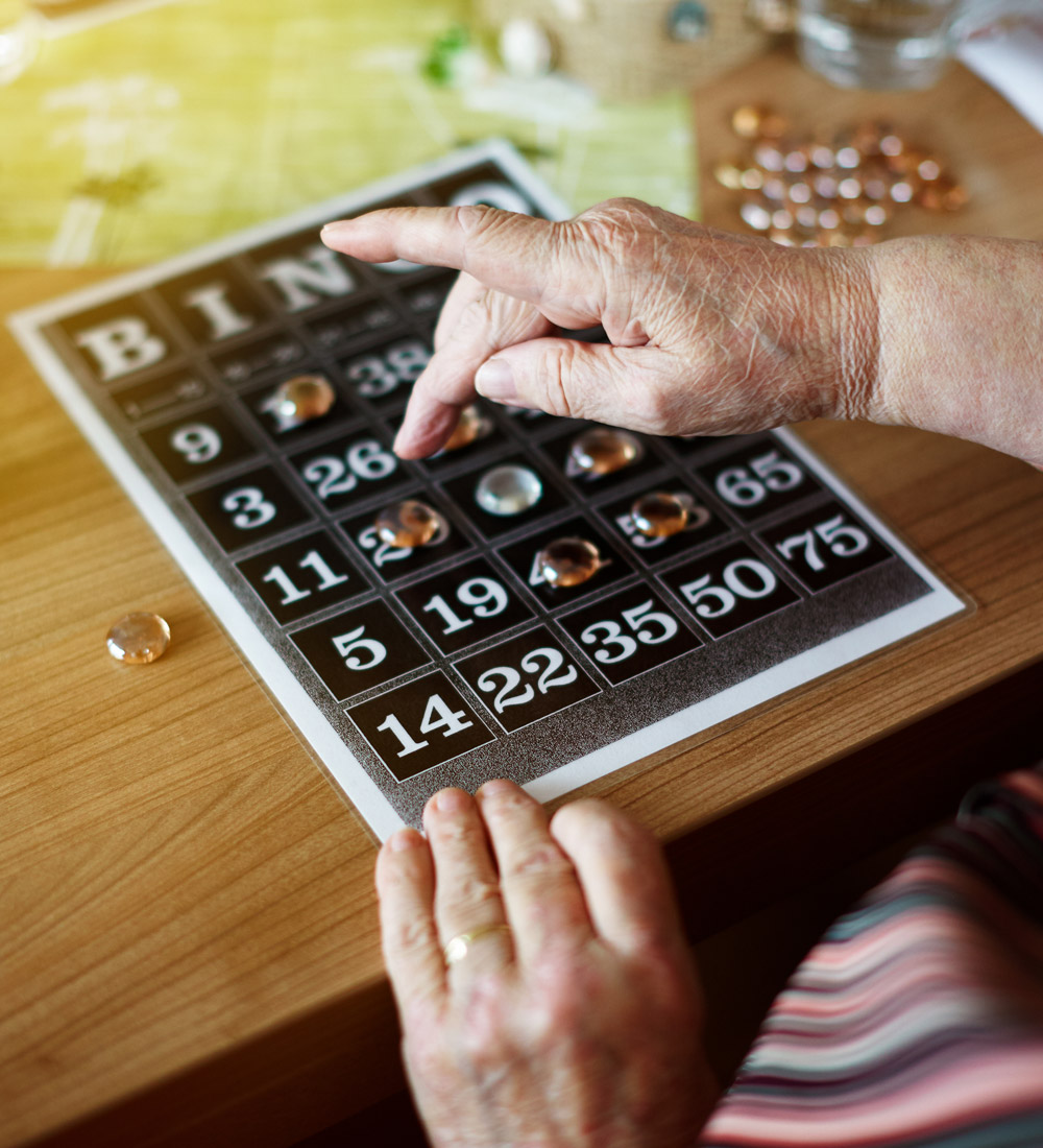 Bingo spielen am Nachmittag im Pflegeheim