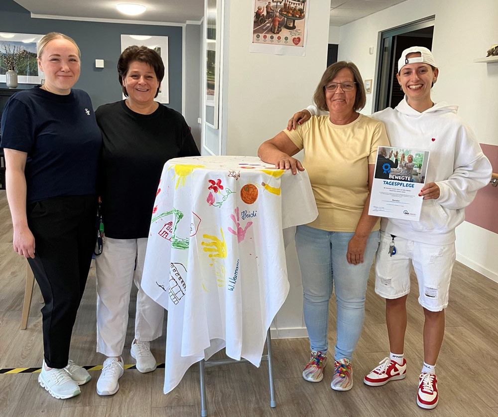 Von links nach rechts: Maria Probst (Pflegefachkraft) Heidi Brosch (Betreuungskraft) Bettina Gentner (Betreuungskraft), Julie Fernandez (stellv. Tagespflegeleitung) Copyright: IKK classic